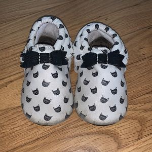 Freshly Picked kitty bow moccs MS sz 6